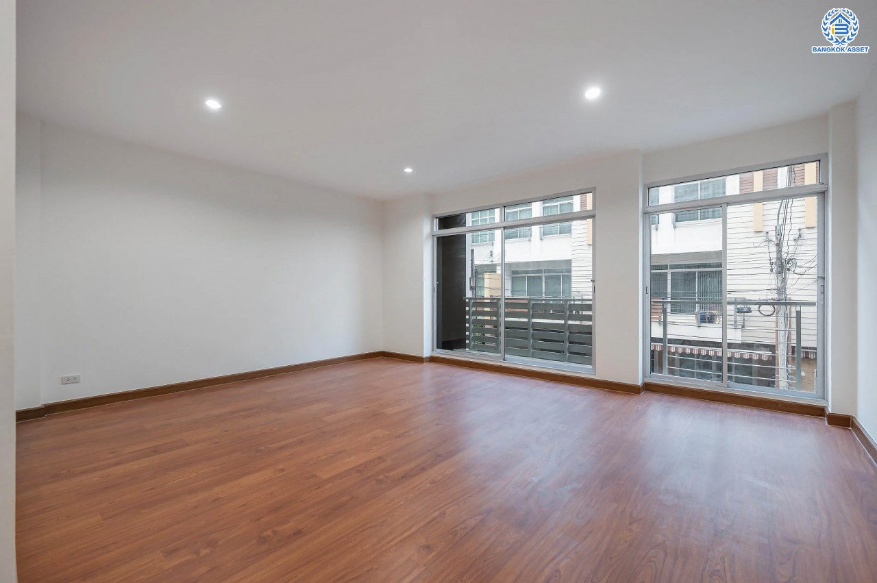 บ้านมือสองตกแต่งใหม่ โครงการ บ้านกลางเมือง มอนติคาร์โล-รัชวิภา เนื้อที่กว้าง 21.3 ตร.ว. ฟังก์ชัน 3 ห้องนอน 3 ห้องน้ำ 1 ห้องอเนกประสงค์ จอกรถได้ 2 คัน พร้อมอยู่ทันที บนทำเลเยี่ยม เชื่อมต่อถนนวิภาวดีรังสิต ใกล้รถไฟฟ้าสายสีแดง "สถานีวัดเสมียนนารี" และทางด่วน "ศรีรัช"